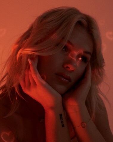Vycházející popová umělkyně Nykki vydává nový singl ‚Playing It Cool‘