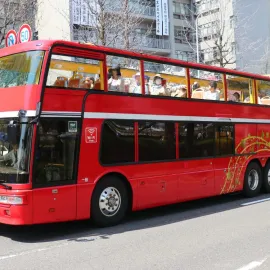 Do Budějovic přijede Britská ambasáda. Přiveze doubledecker i Spitfire