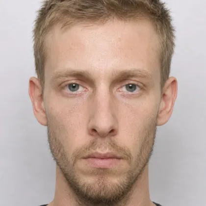 Policie hledá muže z identikitu. Žena mu v Budějcích předala přes 660 tisíc korun