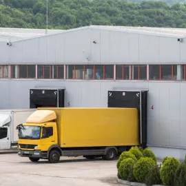 Amazon u Boršova dostal zelenou. Obec získá 20 milionů, místní se dál bojí dopravy
