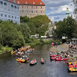 Vltavu letos splulo více lodí než loni. Přibylo rodin i zahraničních vodáků