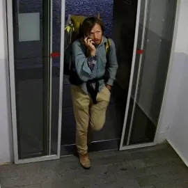 Poznáváte tohoto muže? Policie hledá svědka poškození autobusu v Českém Krumlově