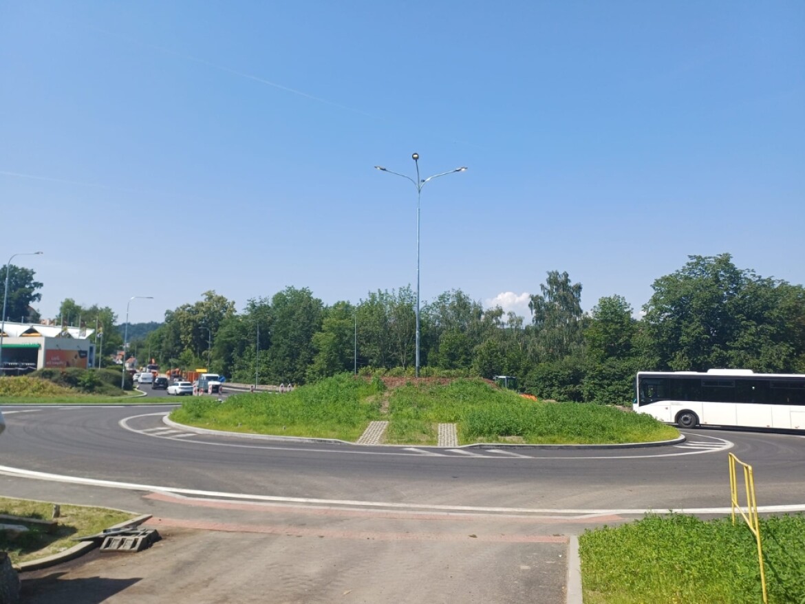 Nový kruhový objezd pod autobusovým nádražím v Českém Krumlově