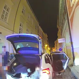 Sedm pasažérů, jedno auto. Městská policie měla v Budějcích o zábavu postaráno