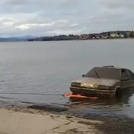 Auto na dně Lipna skrývalo lidské ostatky