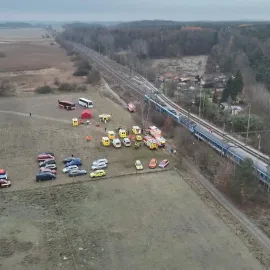 Srážka rychlíku a osobního vlaku na Českobudějovicku: desítky zraněných, trať je uzavřená
