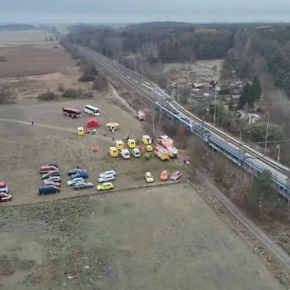 Srážka rychlíku a osobního vlaku na Českobudějovicku: desítky zraněných, trať je uzavřená