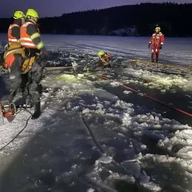 Na Lipně se potopila čtyřkolka při úpravě bruslařské magistrály
