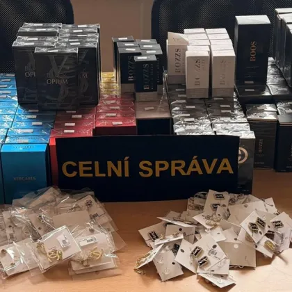 Celníci zabavili stovky padělků známých značek