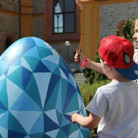 Velikonoce na Hluboké 2026: Vyrazte s námi na stezku za obřími kraslicemi