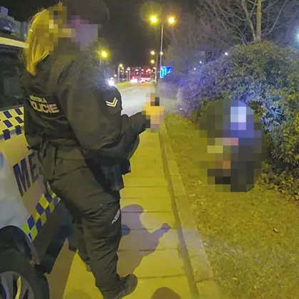 Strážníci našli ženu klečící u frekventované silnice